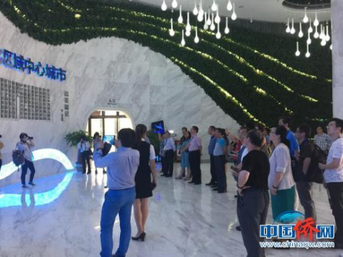 考察團(tuán)在常德市規(guī)劃館參觀?！●T光武　攝