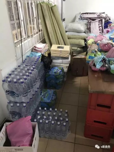 安巴當(dāng)?shù)厝A人聯(lián)合會募捐物資。(商務(wù)部團委e新商務(wù)微信公眾號圖片)