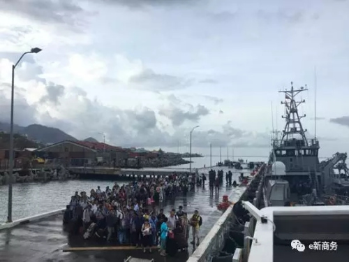 首批中企員工和華人華僑于多米尼克首都羅索等待登上救援船。(商務(wù)部團委e新商務(wù)微信公眾號圖片)