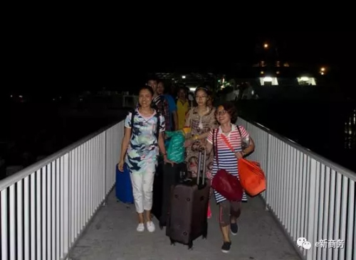 首批多米尼克中企員工和華人華僑抵達(dá)安巴。(商務(wù)部團委e新商務(wù)微信公眾號圖片)