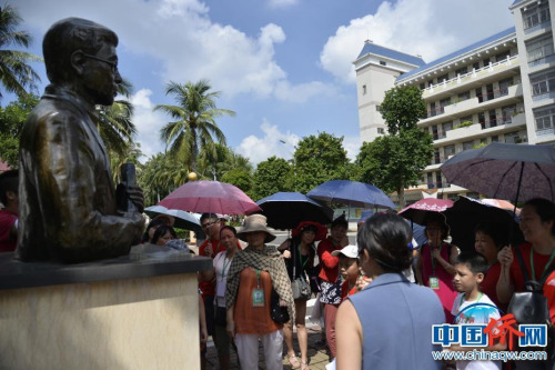 圖為親子游家庭在文昌中學(xué)內(nèi)參觀。