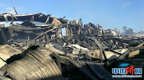 事發(fā)地斷壁殘垣，濃煙滾滾，還不時發(fā)出爆破聲。(潘郁供圖)