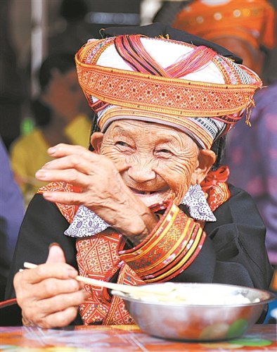 穿上節(jié)日的盛裝，長(zhǎng)壽老人的幸福溢于言表。 黃勝林/攝