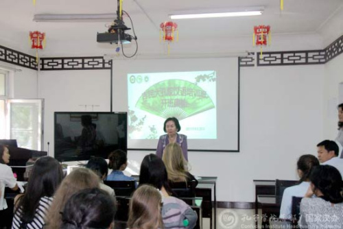 庫(kù)塔耶娃·玉米提致辭。（國(guó)家漢辦網(wǎng)站圖片）