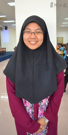 諾阿迪佳的志愿是當(dāng)華文老師。（馬來西亞《星洲日報(bào)》）