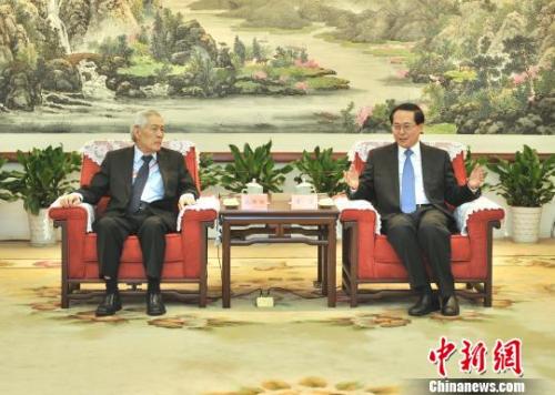 浙江省委書記車俊會見中國海外交流協(xié)會海外理事浙江行的部分代表?！±畛宽?攝