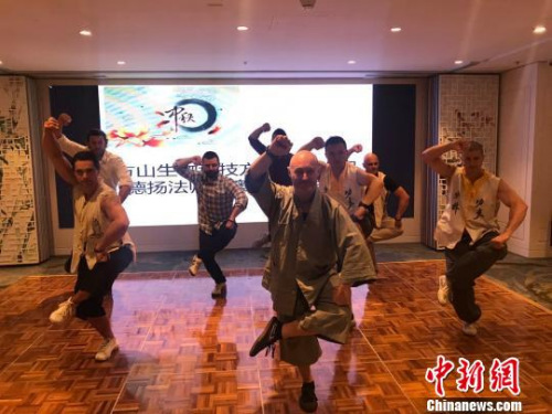 “洋弟子”表演中國(guó)功夫?！∫恢Z 攝