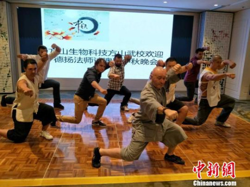 “洋弟子”表演中國(guó)功夫?！∫恢Z 攝