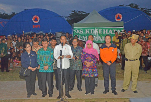 周二（26日），佐科總統(tǒng)在內(nèi)閣秘書帕拉摩諾阿儂、社會部長科菲法因達爾帕拉萬薩和衛(wèi)生部長妮拉穆盧克，及巴厘島地方政府官員陪同下，視察其中一所位于Klungkung的居民避難所（Stadion Soecapura）后，舉行記者說明會。（印度尼西亞《商報》）