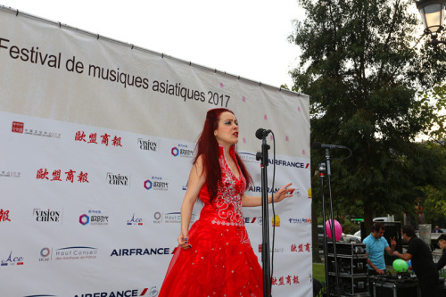 蒙特維爾演唱《茉莉花》。（法國《歐洲時報》/黃冠杰 攝）