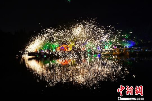 “火龍鋼花”是中國首批非物質(zhì)文化遺產(chǎn)的杰出代表。　孫權(quán) 攝