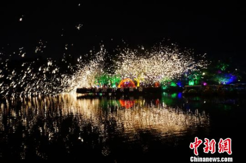 “火龍鋼花”是集造型、表演、激越火爆于一身的民間傳統(tǒng)藝術(shù)?！O權(quán) 攝