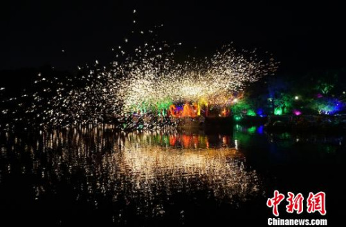 圖為“火龍鋼花”表演現(xiàn)場。　孫權(quán) 攝