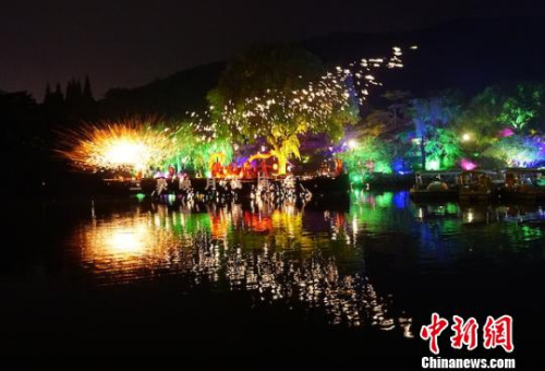 遠遠看去，鋼花灑向天空映襯湖水，如同一只展翅的蝴蝶一般，美麗不可方物?！O權(quán) 攝