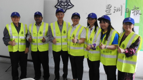 檳華小學(xué)愛(ài)心家長(zhǎng)交通隊(duì)移交制服儀式，左起為蔡貴榮、市政廳官員再努丁、陳偉俊、葉舒惠、顏愛(ài)菱、李潔華和黃渼茱。（馬來(lái)西亞《星洲日?qǐng)?bào)》）