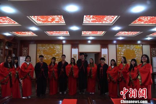 圖為外國留學生在河北感受中秋節(jié)氣息?！±钛?攝