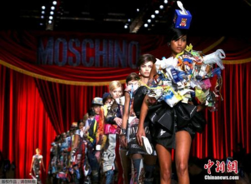2017年當?shù)貢r間2月23日，米蘭國際時裝周，場內(nèi)上演了充滿生活氣息的一場時裝秀。
