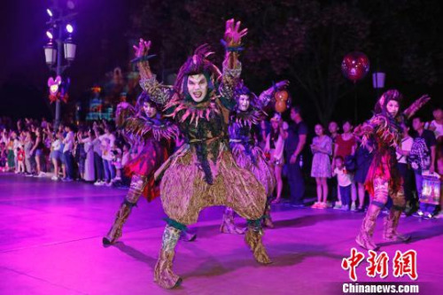 上海迪士尼樂(lè)園特別呈現(xiàn)夜間巡游。　殷立勤 攝