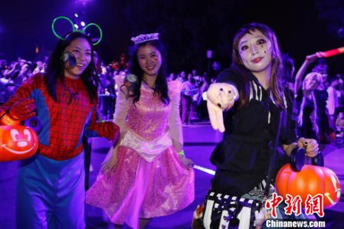 上海迪士尼樂(lè)園特別呈現(xiàn)夜間巡游?！∫罅⑶?攝