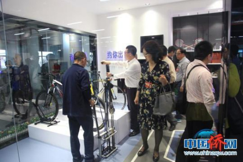 中國海外交流協(xié)會第六次會員大會代表了解吉林化纖產(chǎn)品。蒼雁　攝