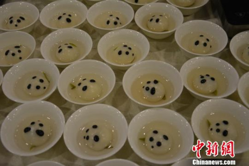 圖為熊貓湯圓?！≈軋A韻 攝