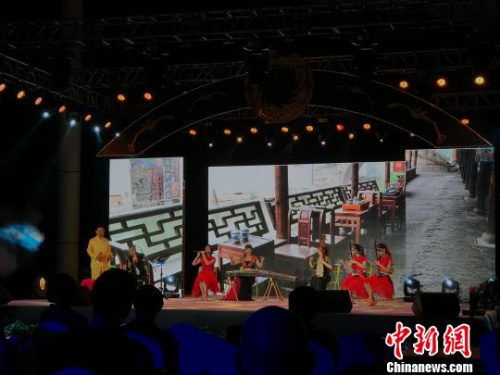 圖為聯(lián)誼會(huì)現(xiàn)場(chǎng)?！≈軋A韻 攝