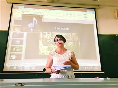 烏拉尼亞·卡塔烏塔在課堂上。