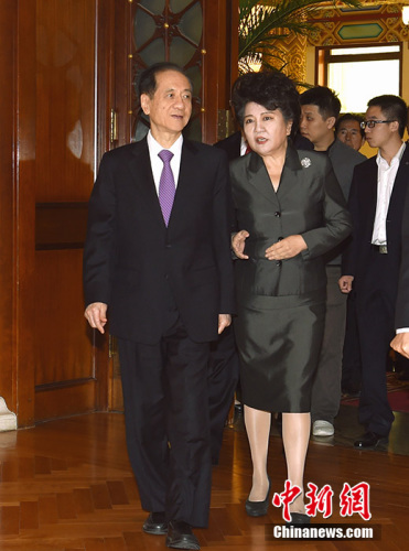 全國政協(xié)副主席韓啟德當(dāng)選中國海外交流協(xié)會第六屆理事會會長，國務(wù)院僑務(wù)辦公室主任裘援平當(dāng)選常務(wù)副會長，許又聲、譚天星、郭軍、江巖當(dāng)選副會長，譚天星兼任秘書長。<a target='_blank' >中新社</a>記者 張勤 攝