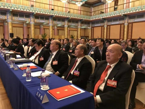 參會代表認真聆聽報告。