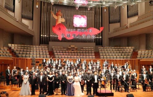 國(guó)僑辦主任裘援平（一排中）與樂(lè)團(tuán)成員合影。<a target='_blank' >中新社</a>記者 張宇 攝