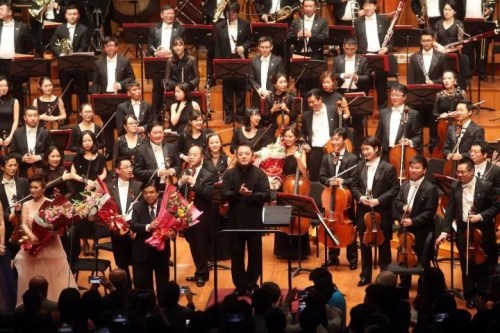 演出結(jié)束后，呂嘉（中）向觀眾鼓掌致謝。<a target='_blank' >中新社</a>記者 張宇 攝