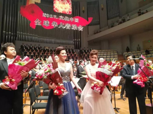 音樂(lè)家們手捧觀眾獻(xiàn)上的鮮花?，F(xiàn)場(chǎng)僑胞供圖