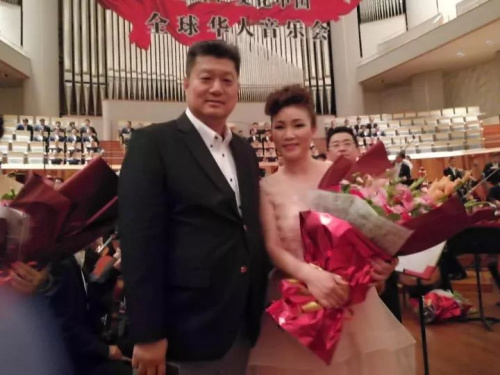 僑胞觀眾與音樂(lè)家合影?，F(xiàn)場(chǎng)僑胞供圖