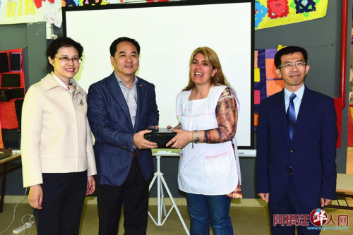 阿根廷布市中西文雙語公立學(xué)校獲贈學(xué)習(xí)用具。(阿根廷華人網(wǎng))