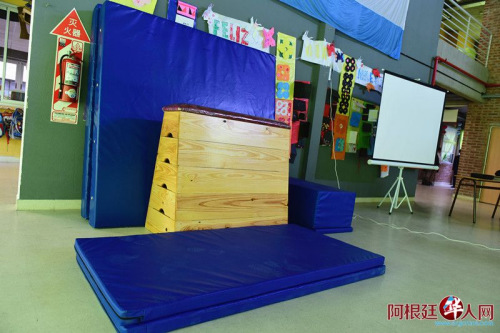 使館向?qū)W校贈送的投影儀、體育器材等學(xué)習(xí)用具。