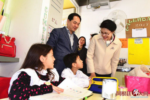 阿根廷布市中西文雙語公立學(xué)校獲贈學(xué)習(xí)用具。(阿根廷華人網(wǎng))