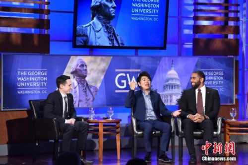 當(dāng)?shù)貢r(shí)間9月28日，首輪中美社會(huì)和人文對(duì)話在華盛頓舉行。中國(guó)鋼琴家郎朗（中）參加中美青年代表對(duì)話活動(dòng)，分享當(dāng)年初到費(fèi)城遭遇“文化沖擊”的往事。<a target='_blank' >中新社</a>記者 鄧敏 攝
