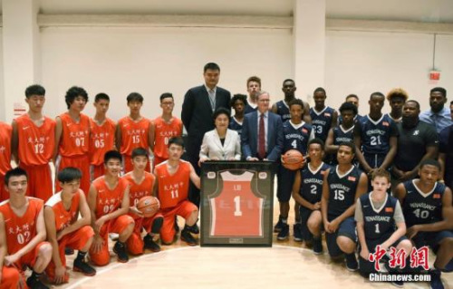 當(dāng)?shù)貢r(shí)間9月25日，中國(guó)國(guó)務(wù)院副總理劉延?xùn)|在Nike紐約總部觀看中美中學(xué)生男籃友誼賽，并與雙方球員合影留念。<a target='_blank' >中新社</a>記者 刁海洋 攝