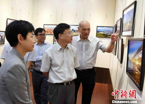 此次展覽共展出近120幅展示香港多姿多彩的城市面貌、美景、美食以及未來(lái)發(fā)展藍(lán)圖的攝影作品，吸引觀展閩港嘉賓的目光?！∮浾邉⒖筛z