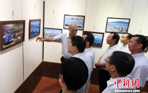 此次展覽共展出近120幅展示香港多姿多彩的城市面貌、美景、美食以及未來(lái)發(fā)展藍(lán)圖的攝影作品，吸引觀展閩港嘉賓的目光。　記者劉可耕　攝