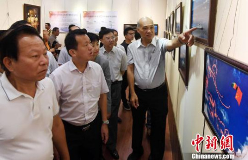 慶祝香港回歸祖國(guó)二十周年攝影作品展，吸引觀展閩港嘉賓的目光。　記者劉可耕　攝