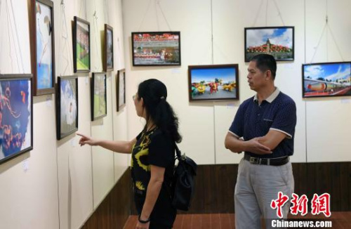 慶祝香港回歸祖國(guó)二十周年攝影作品展，吸引觀眾眼球?！∮浾邉⒖筛z