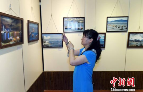 慶祝香港回歸祖國(guó)二十周年攝影作品展吸睛?！∮浾邉⒖筛z