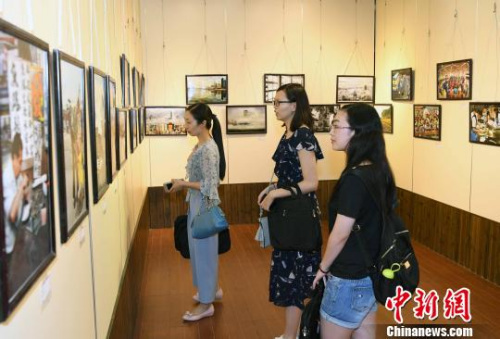慶祝香港回歸祖國(guó)二十周年攝影作品展，吸引觀眾眼球?！∮浾邉⒖筛z