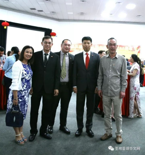 蒂華納總領(lǐng)事于波與美墨邊境僑界代表合影。（圣地亞哥華文網(wǎng)微信公眾號(hào)）