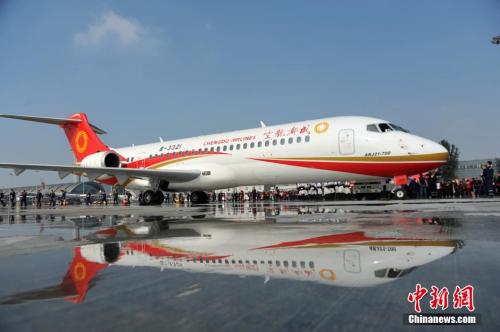 中國(guó)首架噴氣式支線客機(jī)——ARJ21飛機(jī)。資料圖。張浪 攝