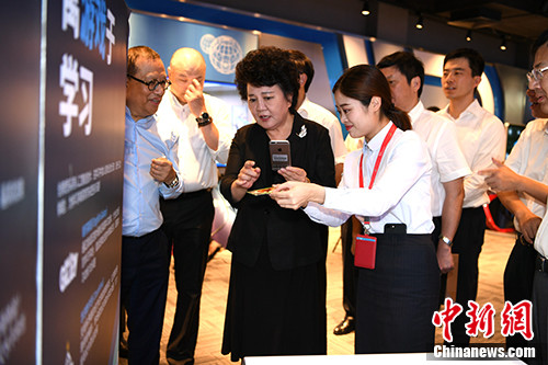 資料圖為國務(wù)院僑務(wù)辦公室主任裘援平赴福建“僑夢苑”調(diào)研。<a target='_blank' >中新社</a>記者 王東明 攝