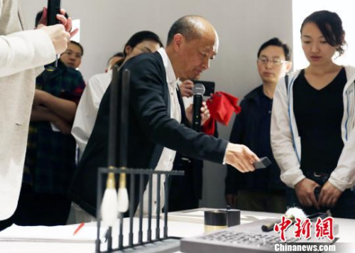 9月29日下午，“盧志榮‘合一’宏觀與微觀世界的緘默”展覽在北京達美藝術(shù)中心開幕。此次展覽亦是達美藝術(shù)中心的首展，將持續(xù)向公眾開放至11月29日。圖為盧志榮在展覽現(xiàn)場向媒體展示他的作品。　鐘欣 攝