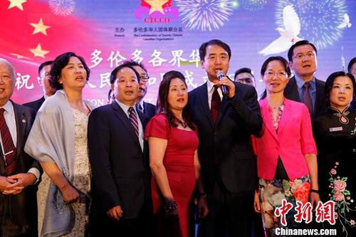 當?shù)貢r間9月30日晚，加拿大多倫多僑界舉行慶祝中華人民共和國成立68周年晚宴。圖為中國駐多倫多總領事何煒（前排右三）、多倫多華人團體聯(lián)合總會主席林性勇（前左三）及一眾嘉賓共同唱響《歌唱祖國》。<a target='_blank' >中新社</a>記者 余瑞冬 攝