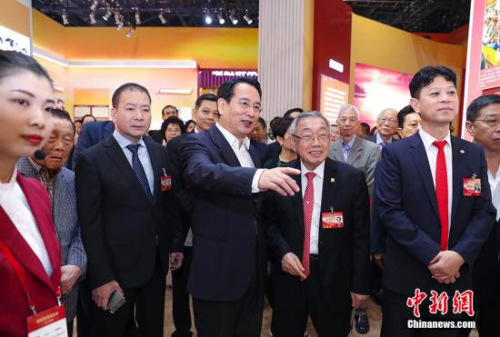 9月30日，中國國僑辦副主任譚天星與來京參加中國海外交流協(xié)會第六次會員大會的部分僑胞代表，在北京展覽館參觀了“砥礪奮進的五年”大型成就展。<a target='_blank' >中新社</a>記者 劉震 攝